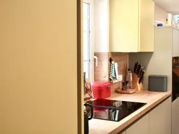 Detailansicht einer gelben Küche