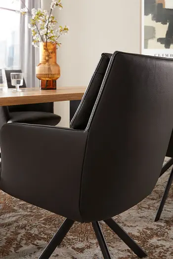 Schwarzer Leder Design Armlehnstuhl von hinten.