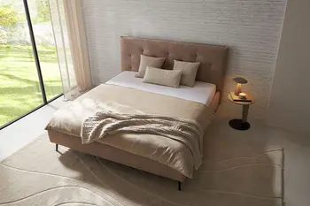 Beiges Design Polsterbett mit hohem gestepptem Kopfteil von oben. 