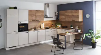 Helle Küchenecke mit Holzfronten