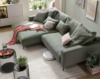 Waldgruenes Ecksofa in familienfreundlichem Wohnzimmer.