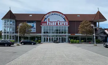 Vorderansicht des Möbelhauses Wohnwelt von Harten mit markanter Architektur und großzügigem Eingangsbereich.