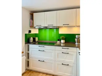Küche mit grüner Glasrückwand