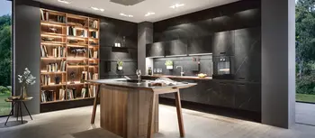 Edle Winkelkueche mit Kuecheninsel in offener Panoramawohnung mit Holzakzenten.