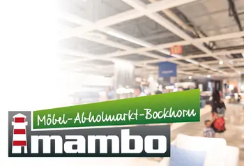 Logo von Mambo Möbel-Abholmarkt Bockhorn mit einem roten Leuchtturm-Symbol, im Hintergrund unscharfe Aufnahme eines Möbelausstellungsraums.