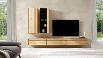 Moderne Wohnwand aus Eiche bestehend aus hängendem Lowboard mit Schubladen, hängendes Wandregal und hängende Vitrine mit Glasfront.