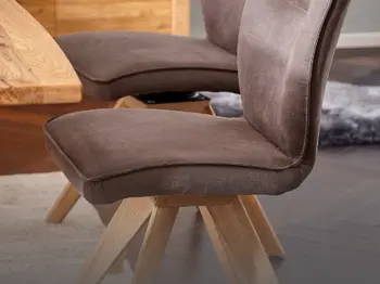 Stuhl mit Massivholzbeinen
