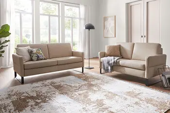 Helles Wohnzimmer mit zwei 2-Sitzer Sofas in Leder in der Farbe Champagner