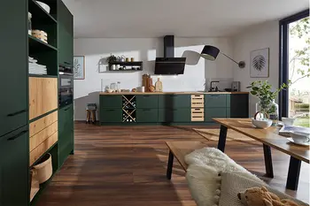 Grüne Kunsstoffronten in offener Wohnküche