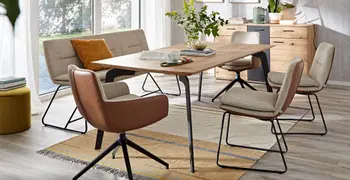 Moderne Sitzbank und Stühle, die außen mit Leder in Cognac und innen mit beigem Stoff bezogen sind um einen Massivholz Esstisch.