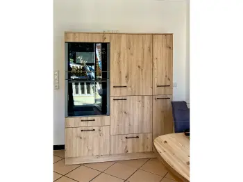 Küchenfront mit Backofen und Mikrowelle