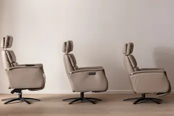 Drei beige Leder Relaxsessel in unterschiedlichen Größen nebeneinander.