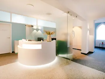 Empfangstresen einer Hausarztpraxis in Yin und Yang-Form