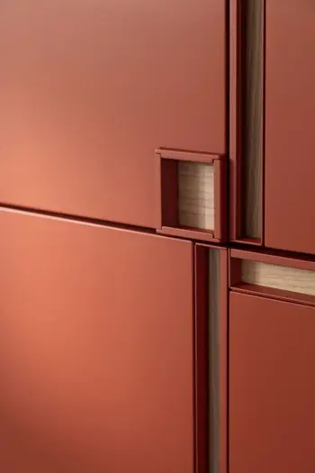 Front eines roten Highboards mit Holz Elementen an den Türen.