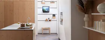 Helle Officeküche mit hellen Kunststoff und Holzoberflächen