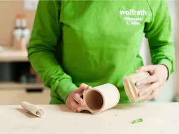 Tischler_in bei der Arbeit