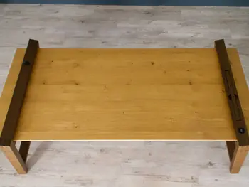 Massiver Holzschreibtisch von oben