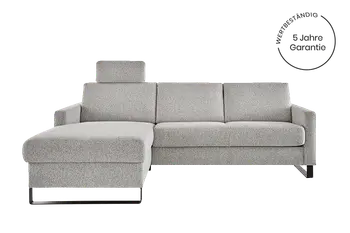 Schlafsofa mit Longchair und ausklappbarer Matratze in hellgrauem Stoff.