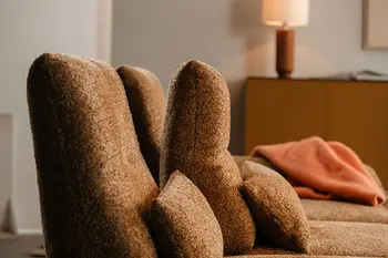 Verstellbare Rückenlehne für aufrechtes Sitzen auf braunem Stoffsofa.