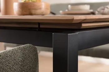 Ansicht des schwarzen Metallgestells eines Massivholzesstisches aus Eiche.