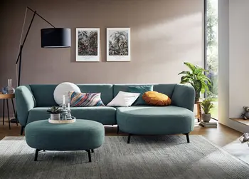 Die Couch im Wohnzimmer bietet Platz für Singles, Familien und Freunde.
