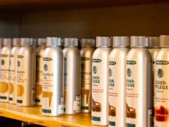 Möbelpflegemittel im Regal, Holz, Leder, Stoffe