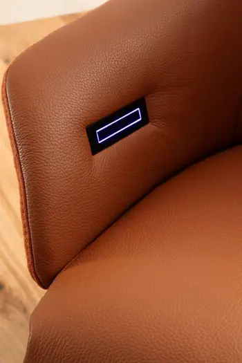 Blick auf die Bedienfläche eines Relaxsessels mit Relaxfunktionen.