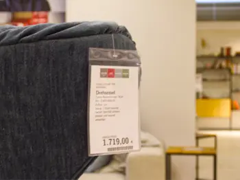 Preisschild eines Möbelstücks