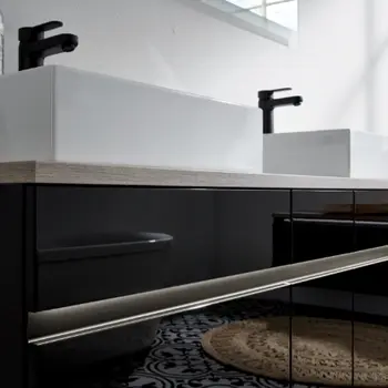 Waschgarnitur im Detail mit hochglanz Fronten in schwarz und LED Beleuchtung in den Griffmulden