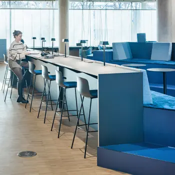 Arbeitsplatz an der großen Leseinsel, blau