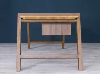 Schreibtisch von der Seite