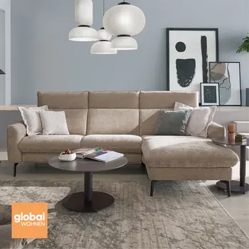 Modernes Wohnzimmer mit beigem Ecksofa, Couchtischen und Kamin.