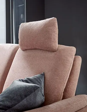 Rosa Sofa mit bequemer Kopfstütze.