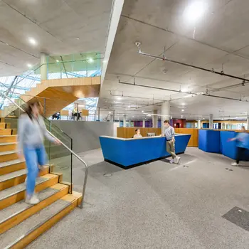 Tresenbereich in der Bibliothek der Uni Magdeburg