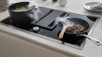 Herd und eingelassene Dunstabzugshaube beim Braten