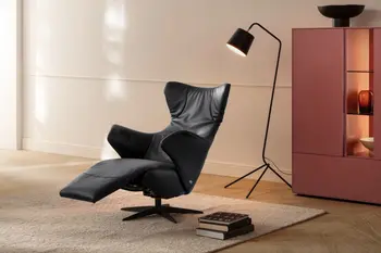 Schwarzer Leder Relaxsessel mit ausgeklappter Fußstütze.
