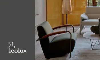 Ein dunkelgrüner Sessel der Marke leolux, auf der linken Seite befindet sich das leolux-Logo&nbsp;auf grauem Hintergrund.