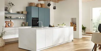 Kueche mit unterschiedlichen Oberflächen in Petrol und Marmoroptik