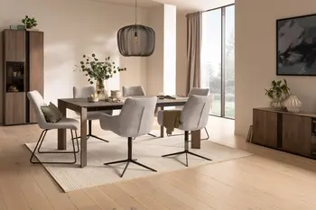 Esstisch in moderner Optik aus dunklem Holz in einem modernen Esszimmer mit grauen Schalenstühlen mit und ohne Armlehne in einem modernen Esszimmer.