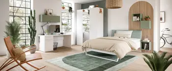 Ein gemütliches Wohnzimmer mit Bett und Sessel, umgeben von Einrichtungselementen wie Kissen, Schränken und einem Nachttisch. Der Raum verfügt über Bodenbeläge, Fensterdekorationen und Dekorationsgegenstände wie eine Vase und Kissen.