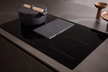 In Herdplatte eingebauter Dunstabzug mit Rastenabdeckung