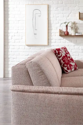 Beiges Ecksofa mit bequemer Polsterung in Seitenansicht.