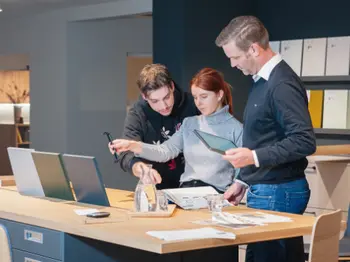 Berater im Gespräch mit Kund_innen