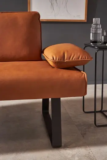 Esszimmerbank in cognacfarbenem Leder mit liegender Armlehne.