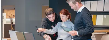 Berater im Gespräch mit Kund_innen