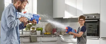 Wasserschlacht in einer Resopalküche ohne Sorge um Schäden