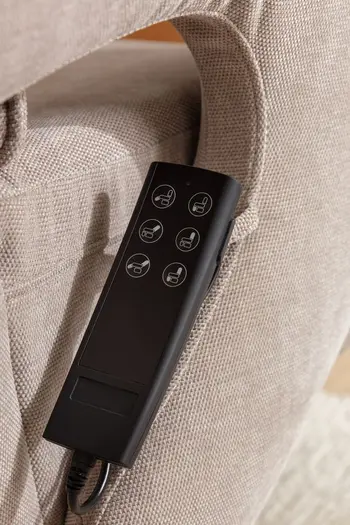 Fernbedienung zur Steuerung des Relaxsessels Tulsa Relax von Natura Home.