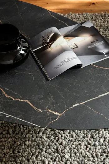 Schwarzer Designer Beistelltisch mit marmoroptik.