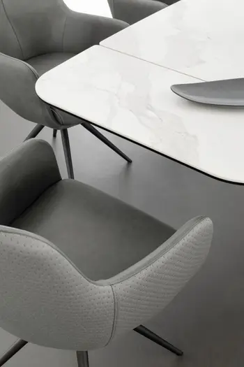 Moderner Design Esstisch mit weißer Keramik Tischplatte in Marmoroptik, die durch einer Verlängerungsplatte unterhalb des Tisches ausgezogen werden kann.