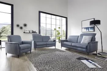 Zwei blaue Ledersofa Garnituren mit verstellbarer Kopfstütze und einem dazu passenden Sessel.